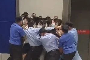 பரிசோதனைக்கு பயந்து மால்-ஐ விட்டு ஓடிய மக்கள்