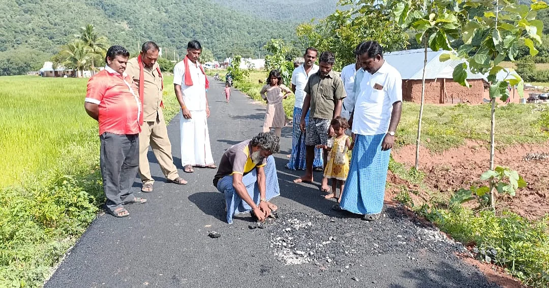 புதியதாக போடப்பட்ட தார் சாலையை கரங்களால் பெயர்க்கும் மக்கள்