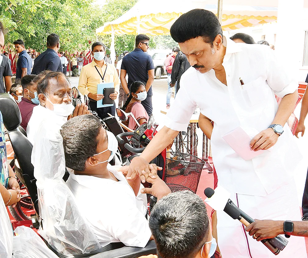 மாற்றுத்திறனாளிகள், முதியோரின் ஊன்றுகோலைப் பறிக்கிறதா அரசு?
