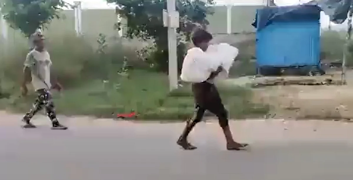 குழந்தையின் உடலை சுமந்துச் சென்ற 10 வயது சகோதரன்