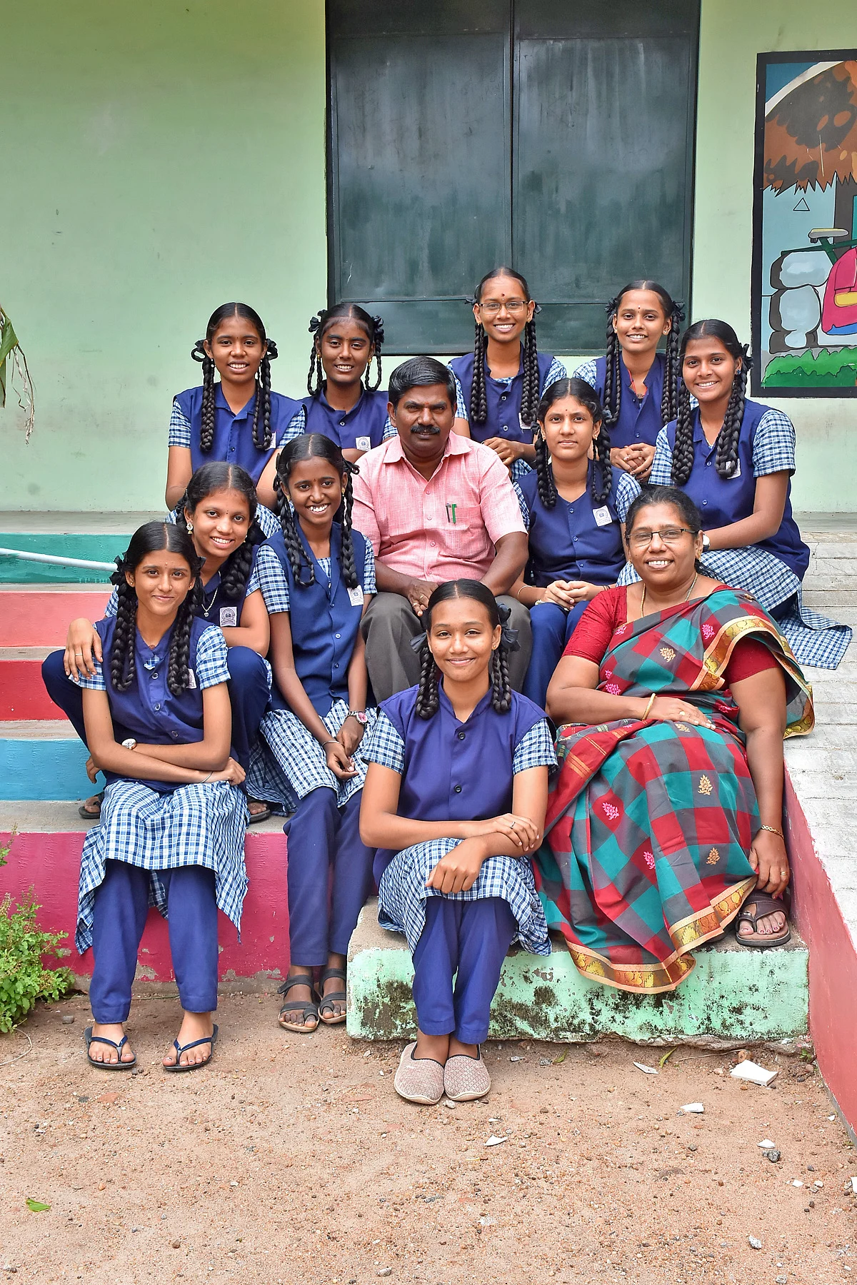 சாதித்த திருமங்கலம் பள்ளி மாணவிகள் தங்களின் ஆசிரியர்களுடன்