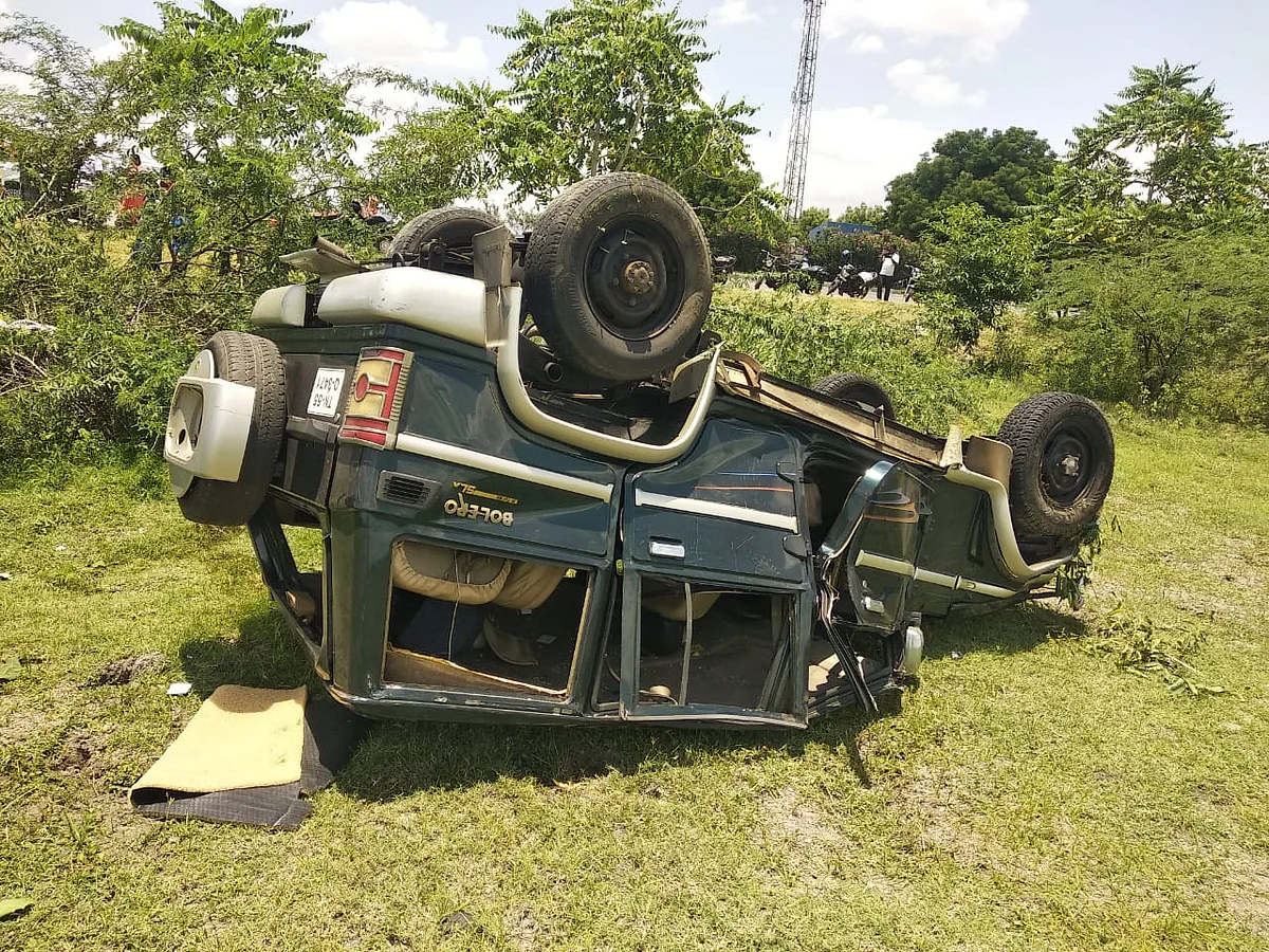 கார் டயர் வெடித்து விபத்து; தாய், மகன் பலி - கோயிலுக்குச் சென்று திரும்பியவர்களுக்கு நேர்ந்த சோகம்!