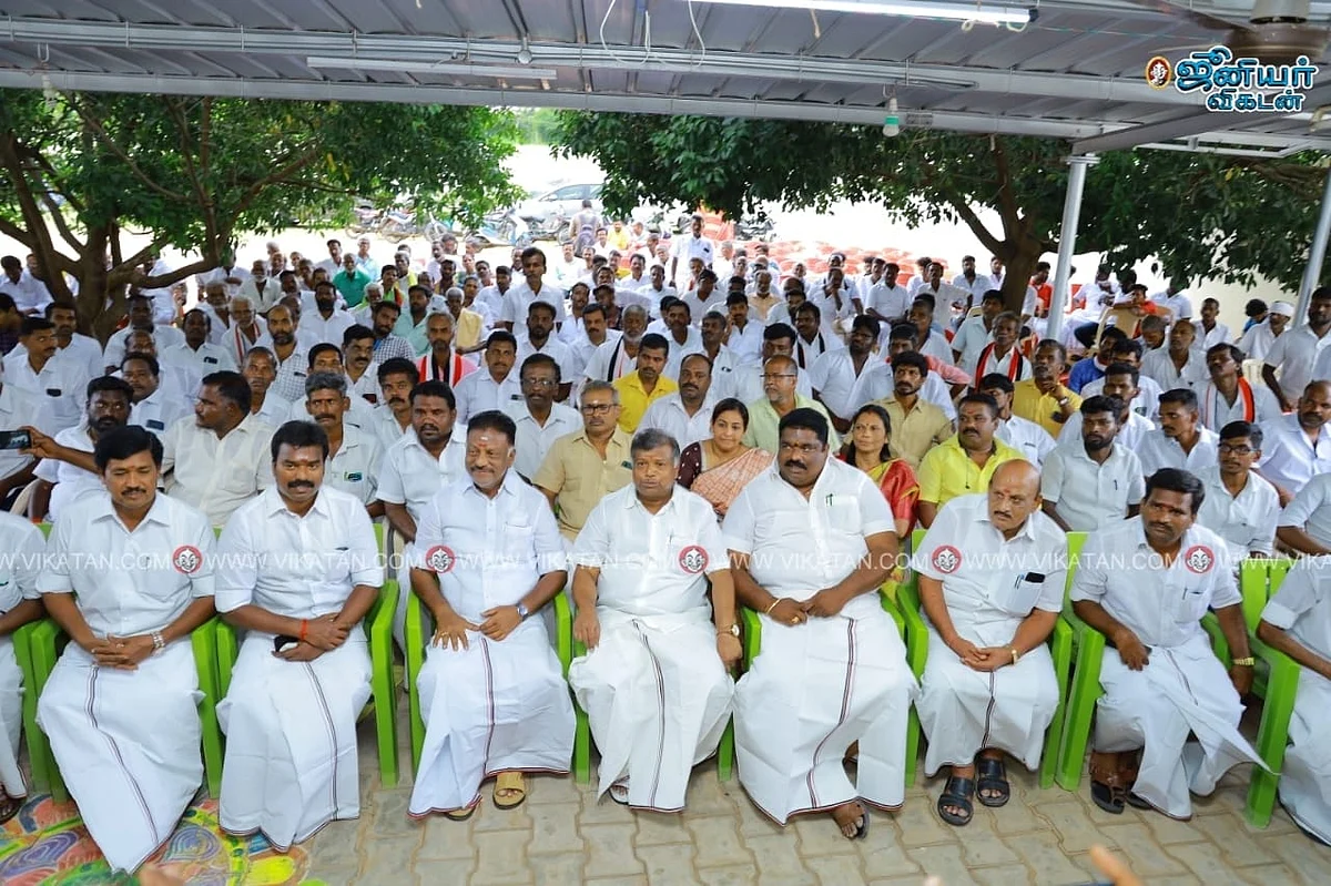 திண்டுக்கல் மாவட்ட அதிமுக-வினருடன் ஓபிஎஸ்
