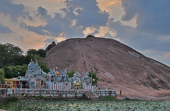 கீழகுயில்குடி சமணமலை