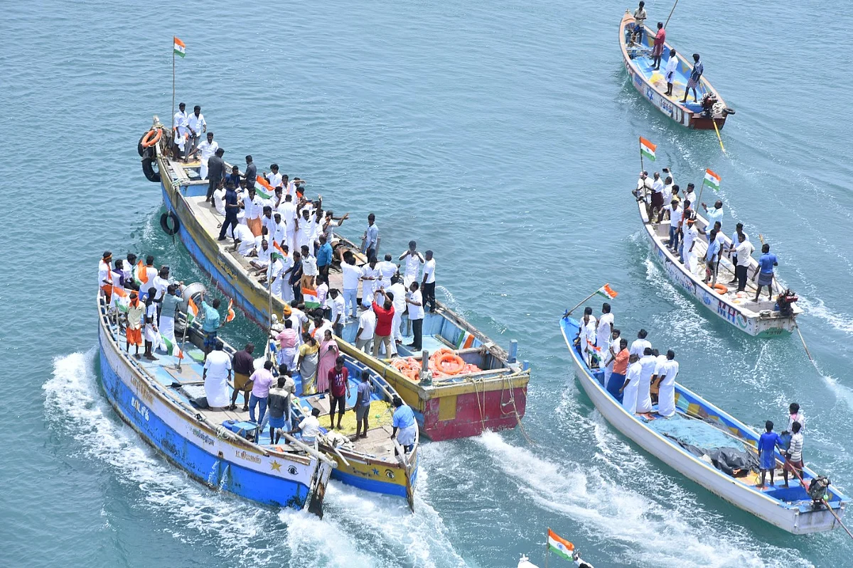 நாட்டுப்படகுகளில் தேசிய கொடியுடன் வலம் வந்த அண்ணாமலை