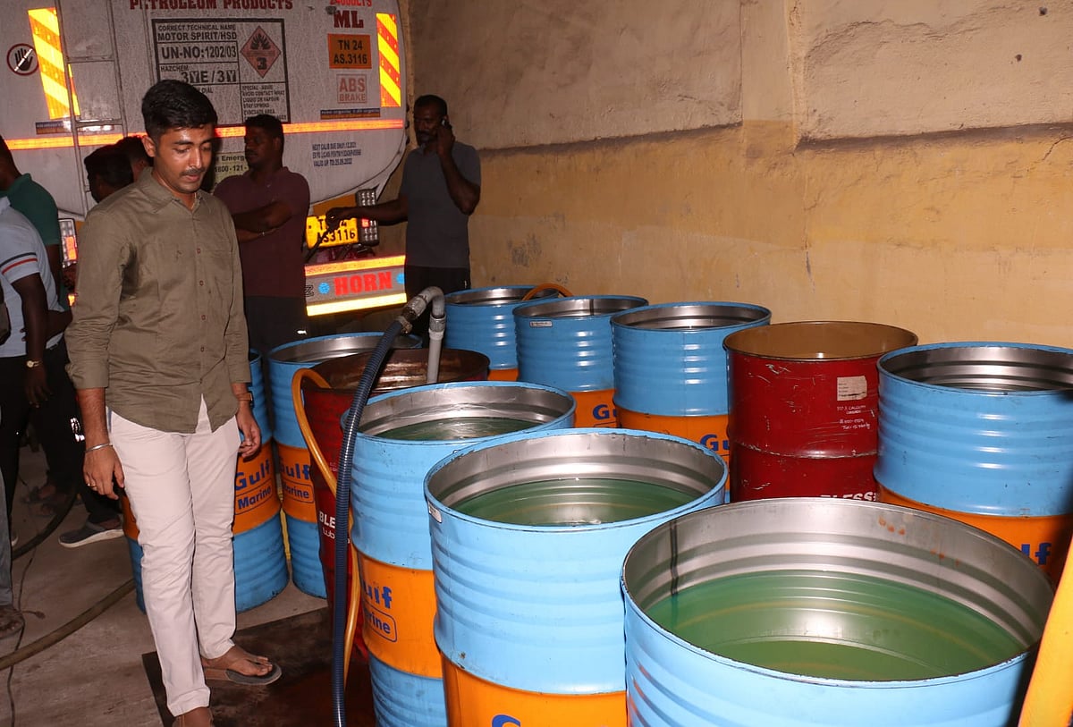 குடோனுக்குள் மினி டீசல் தொழிற்சாலை… போலீஸாரை அதிரவைத்த கலப்பட டீசல் விற்பனை!