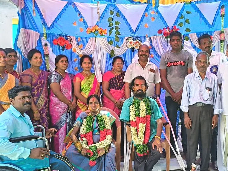 கைவிட்ட பெற்றோர்... காதலில் ஜெயித்த மாற்றுத்திறனாளி தம்பதி; சீமந்தம் நடத்தி அசத்திய பண்பாளர்கள்!
