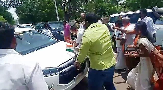 கார் முற்றுகை