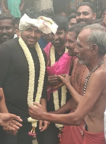 கோயிலில் மரியாதை