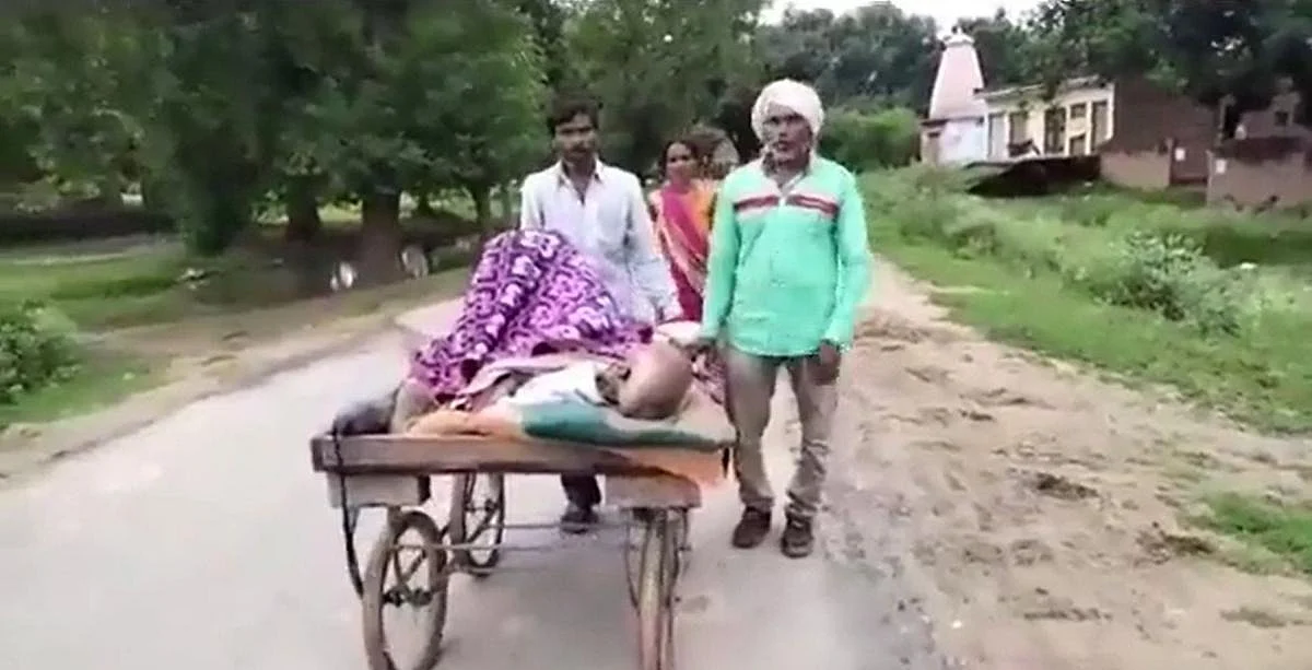 தள்ளுவண்டியில் அழைத்துச் செல்லப்படும் காட்சி
