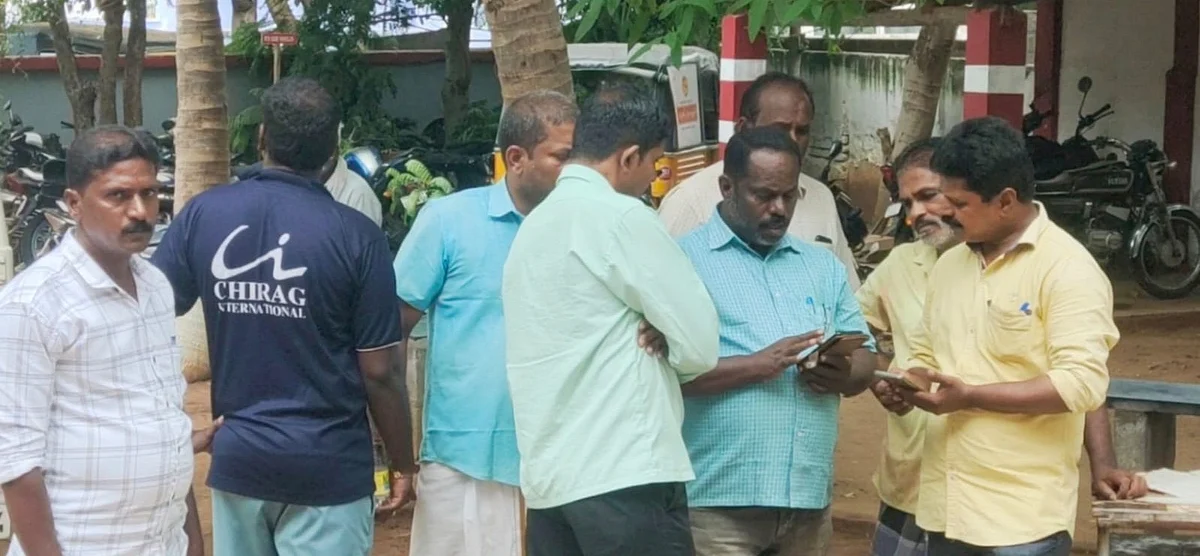 காவல்நிலையத்தில் டாஸ்மாக் ஊழியர்கள்