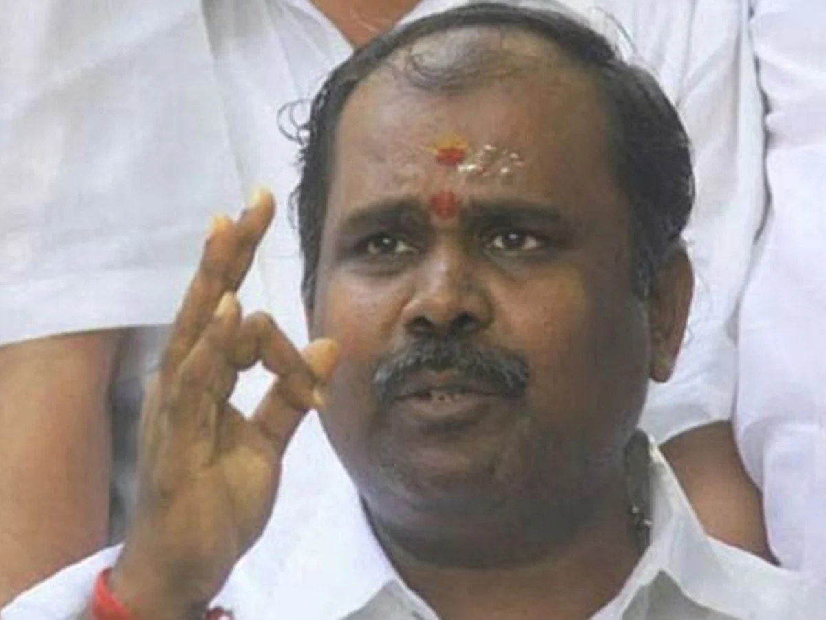 ``ஓ.பி.எஸ் மௌனமாக நடத்துவது தர்மயுத்தம் அல்ல… துரோக யுத்தம்" - சாடும் ஆர்.பி.உதயகுமார்