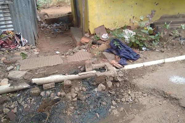 சாலையில் வழியும் சாக்கடை நீர்