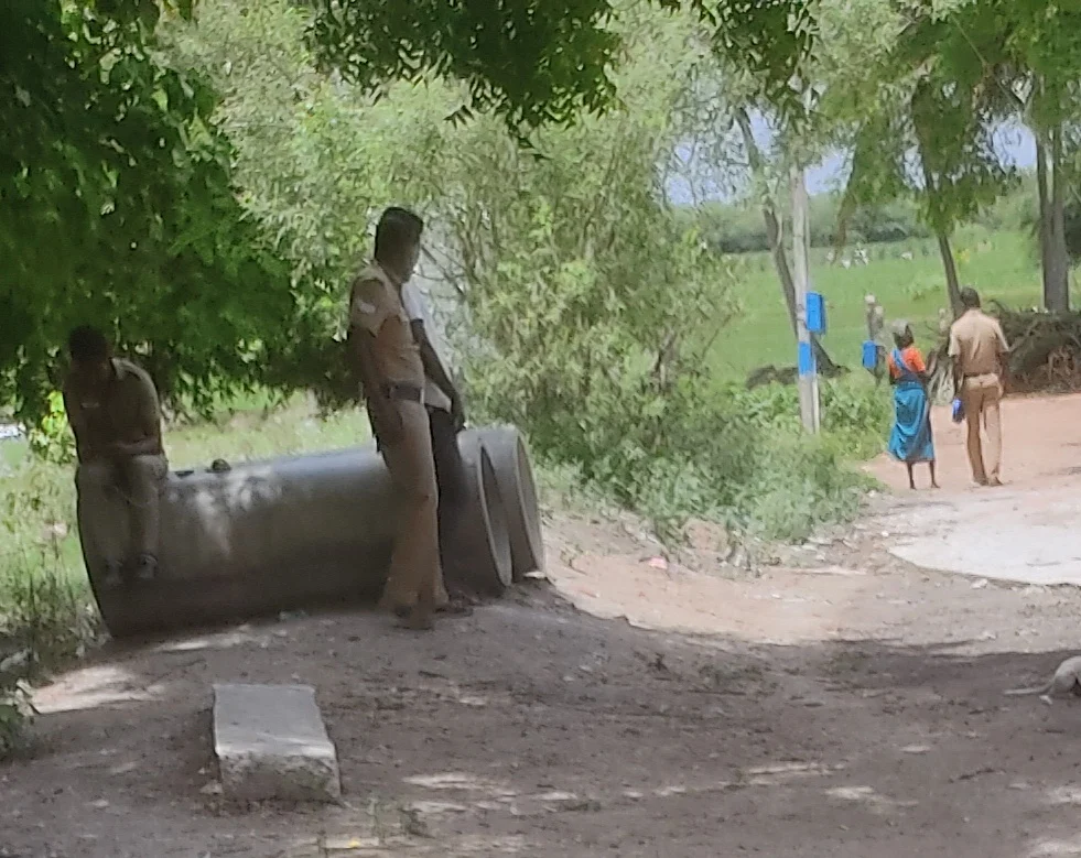 ஊர் முழுக்க போலீஸ்