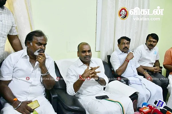 கட்சி நிர்வாகிகளுடன் எல்.முருகன்