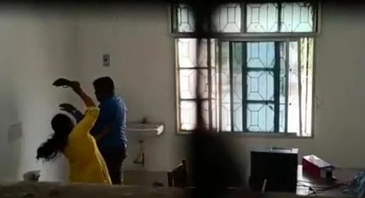 பல்கலைக்கழகத்தில் கணவரை செருப்பால் அடித்த பெண்