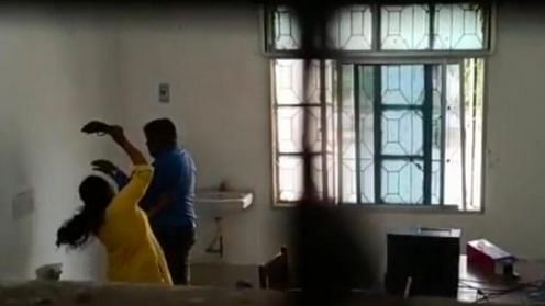 உதவி பேராசிரியரை பல்கலைக்கழகம் புகுந்து தாக்கிய மனைவி; காப்பாற்றப் போராடிய  ஊழியர்கள் - என்ன நடந்தது? | Odisha professor's wife thrashes him with  slipper on university ...