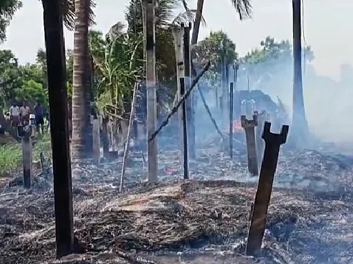 மின்கசிவு: பற்றியெரிந்த குடிசை வீடுகள்; பழங்குடிகளுக்கு உதவிக்கரம் நீட்டிய எம்.எல்.ஏ., ஆட்சியர்!