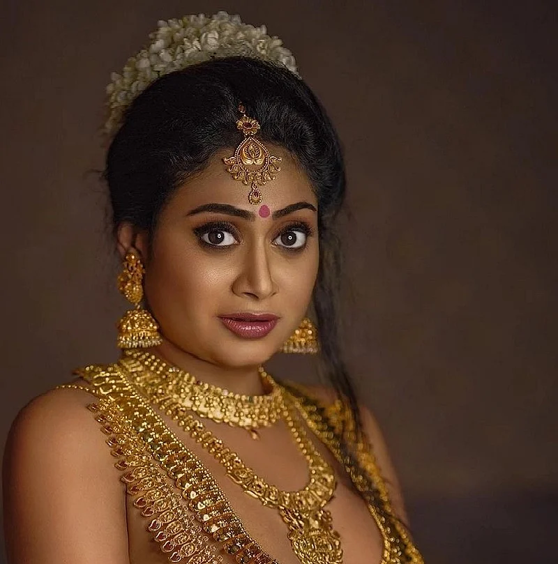 போட்டோ ஷூட்டில் நடிகை ஜானகி சுதீர்