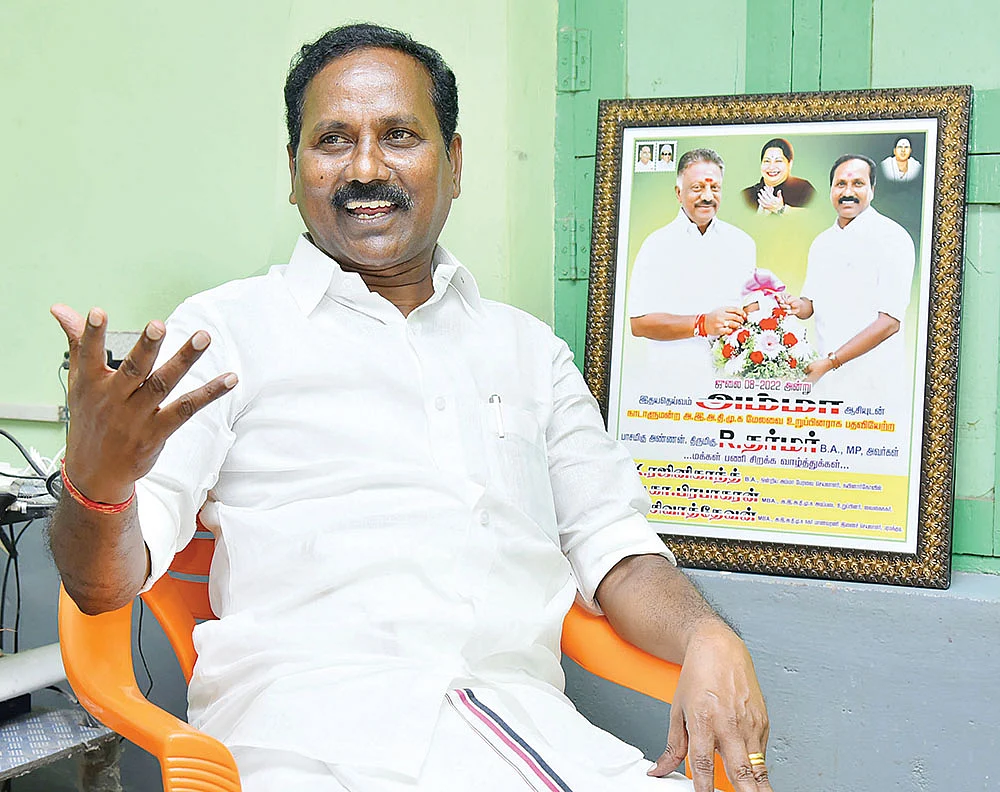 எடப்பாடியின் பதவி வெறிதான் அனைத்துக்கும் காரணம்! - அ.தி.மு.க எம்.பி தர்மர் பொளேர்