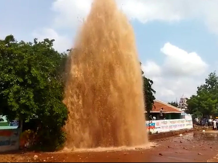 காவிரி கூட்டுக் குடிநீர் திட்டக் குழாயில் உடைப்பு; 30 அடி உயரத்துக்கு வான் நோக்கிப் பீறிட்ட குடிநீர்