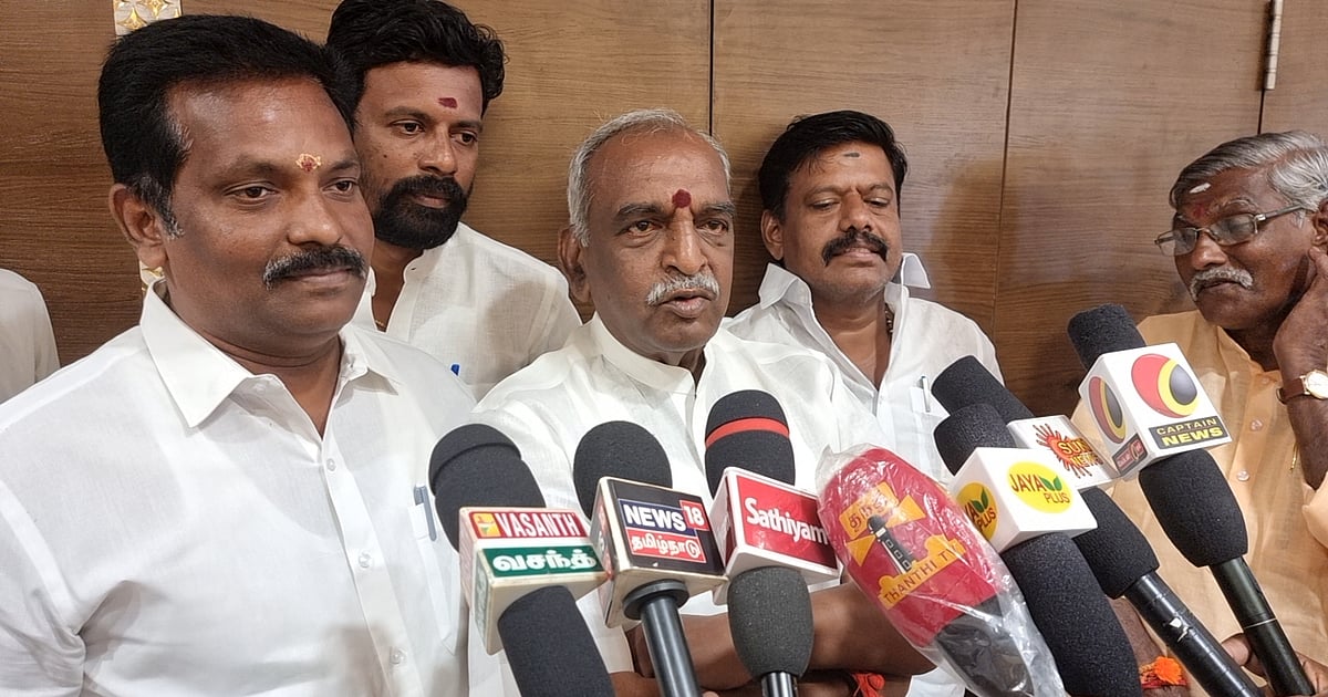 அமைச்சராக இருந்தபோது என்மீதும்தான் செருப்பு வீசப்பட்டது..!" - பொன்.ராதாகிருஷ்ணன் | Ex Union Minister of State Pon Radhakrishnan press meet at ramnad - Vikatan