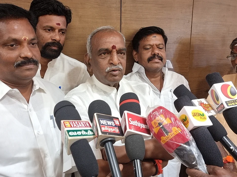 ``அமைச்சராக இருந்தபோது என்மீதும்தான் செருப்பு வீசப்பட்டது..!" - பொன்.ராதாகிருஷ்ணன்