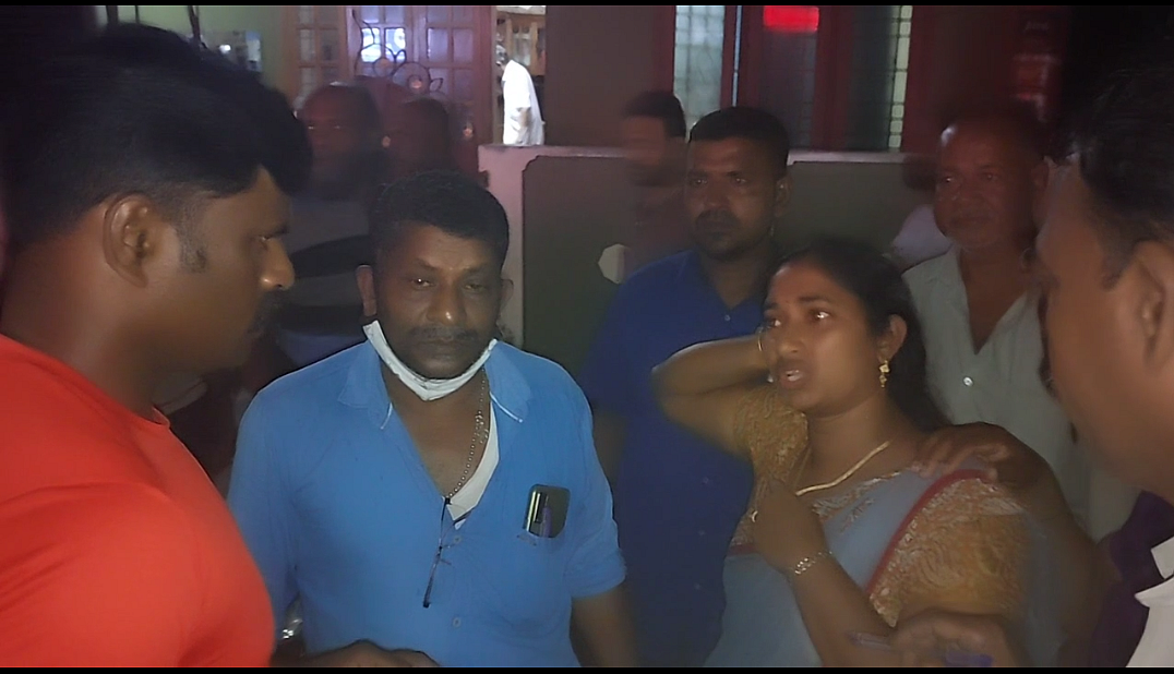 பைக்கை உதைத்த பெண்