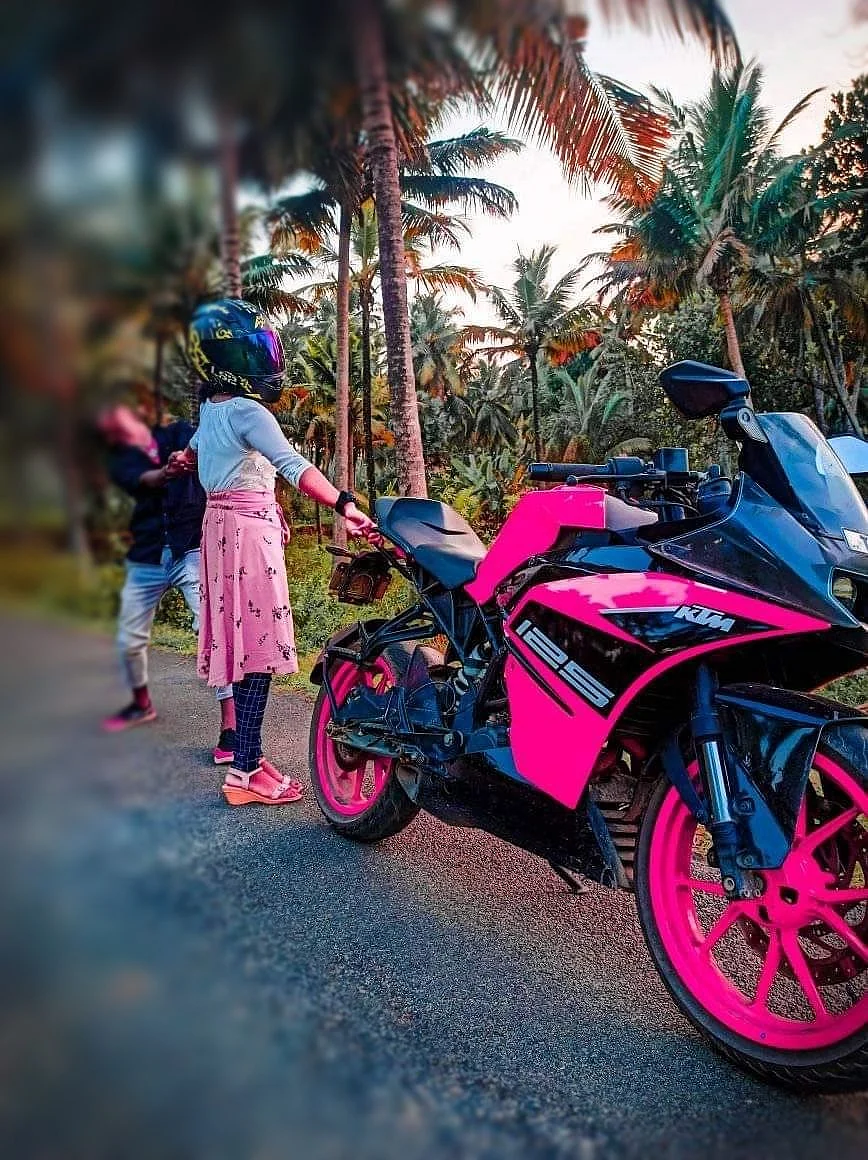 லிப்டி காதலனுடன் எடுத்த போட்டோ