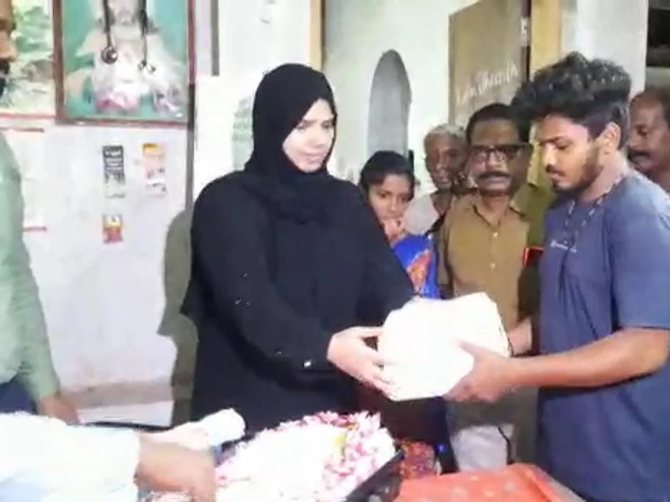 துபாயில் கொரோனாவால் இறந்தவரின் அஸ்தி; இரண்டு ஆண்டுகளுக்குப் பின் மகனிடம் ஒப்படைத்த கேரள பெண்!