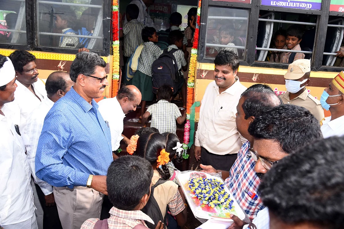 பேருந்தில் மாணவர்களோடு பயணிக்கும் ஆட்சியர்