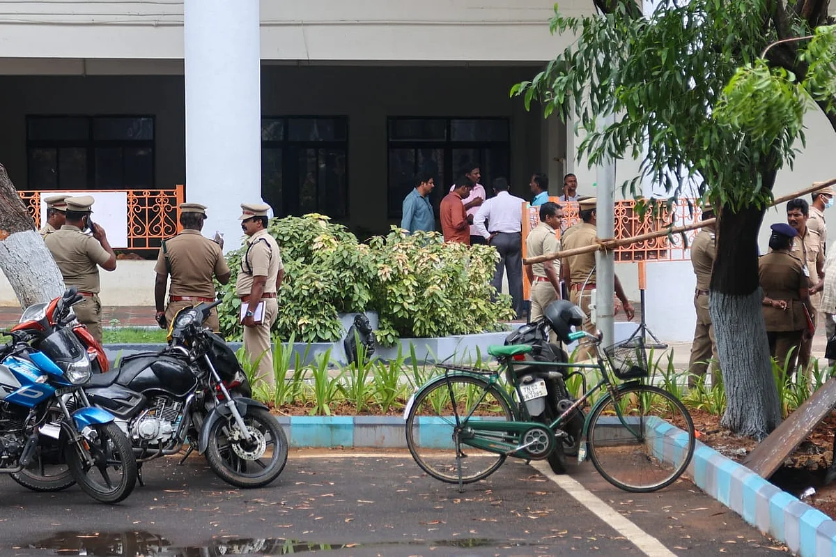 நேரு ஸ்டேடியம்: பாதுகாப்புப் பணியிலிருந்த காவலர் துப்பாக்கியால் சுட்டுத் தற்கொலை!
