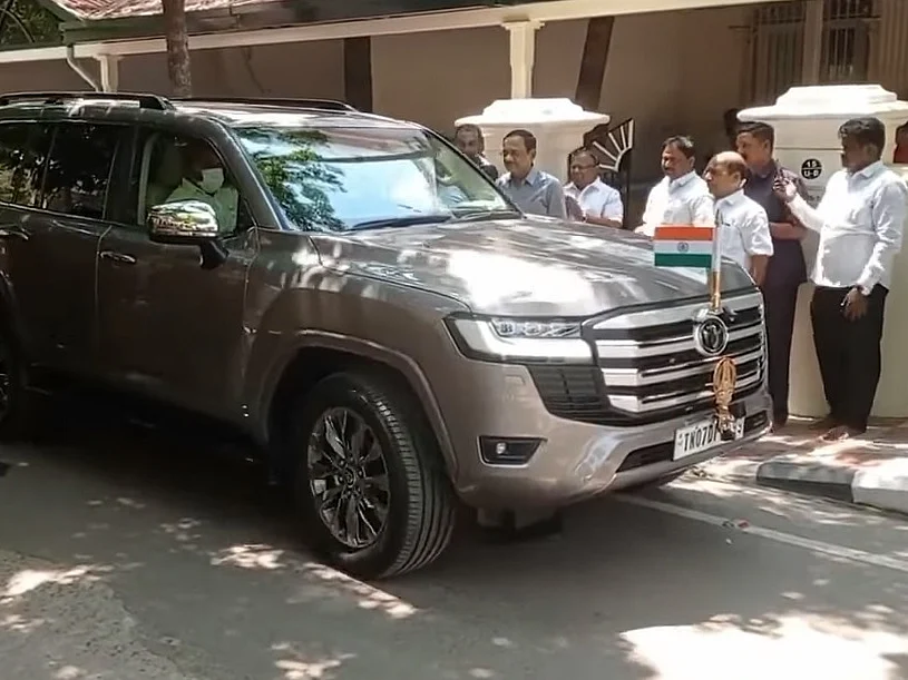 Toyota Land Cruiser LC300: முதல்வர் ஸ்டாலினின் ரூ.3.5 கோடி கார்! இதில் அப்படி என்ன ஸ்பெஷல்?