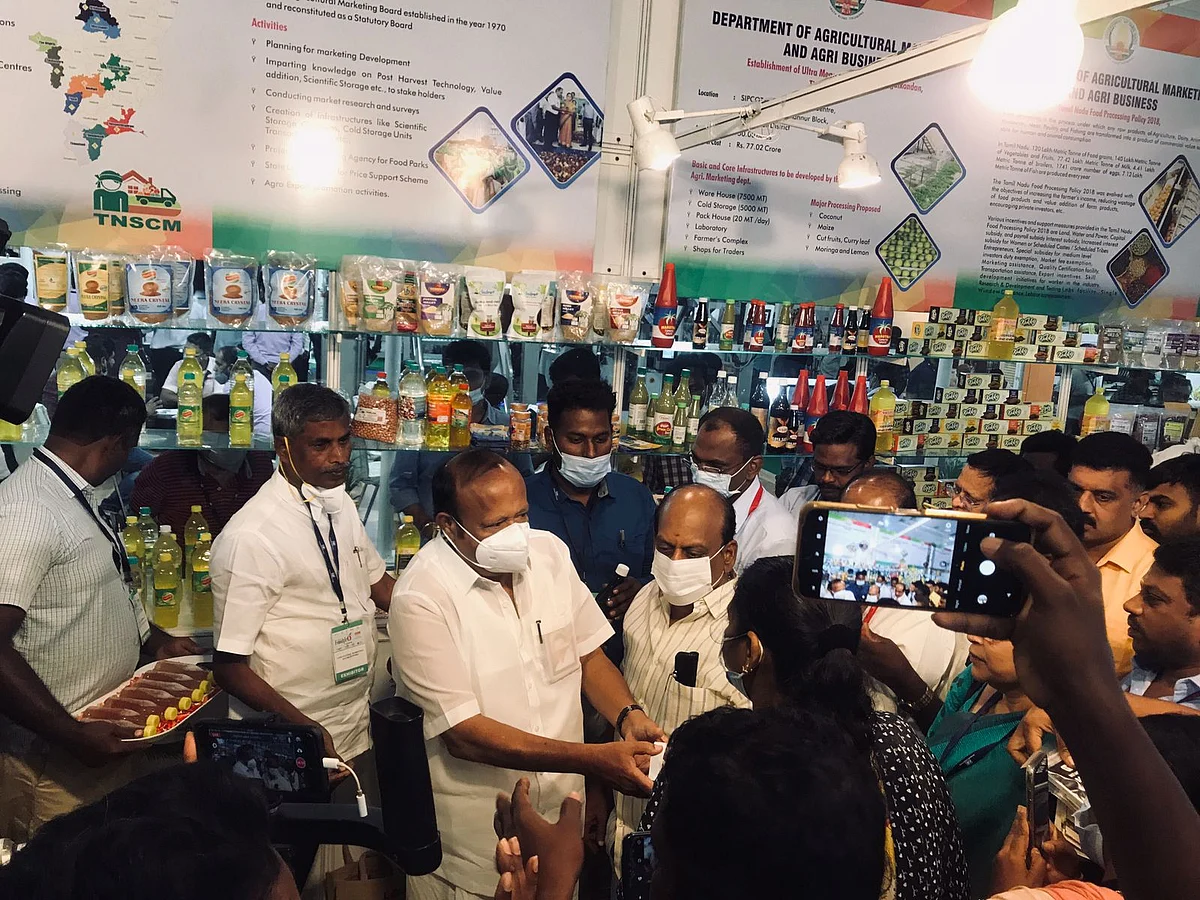 கண்காட்சியில் அமைச்சர்கள் எம்.ஆர்.கே.பன்னீர்செல்வம் மற்றும் டி.எம்.அன்பரசன்