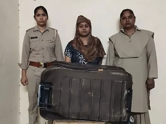 அதிகாலை 2 மணி, ட்ராலி பேக்கை இழுத்துச் சென்ற பெண்; ட்ராலியின் உள்ளே? -உதவிக்கு வந்த போலீஸ் அதிர்ச்சி