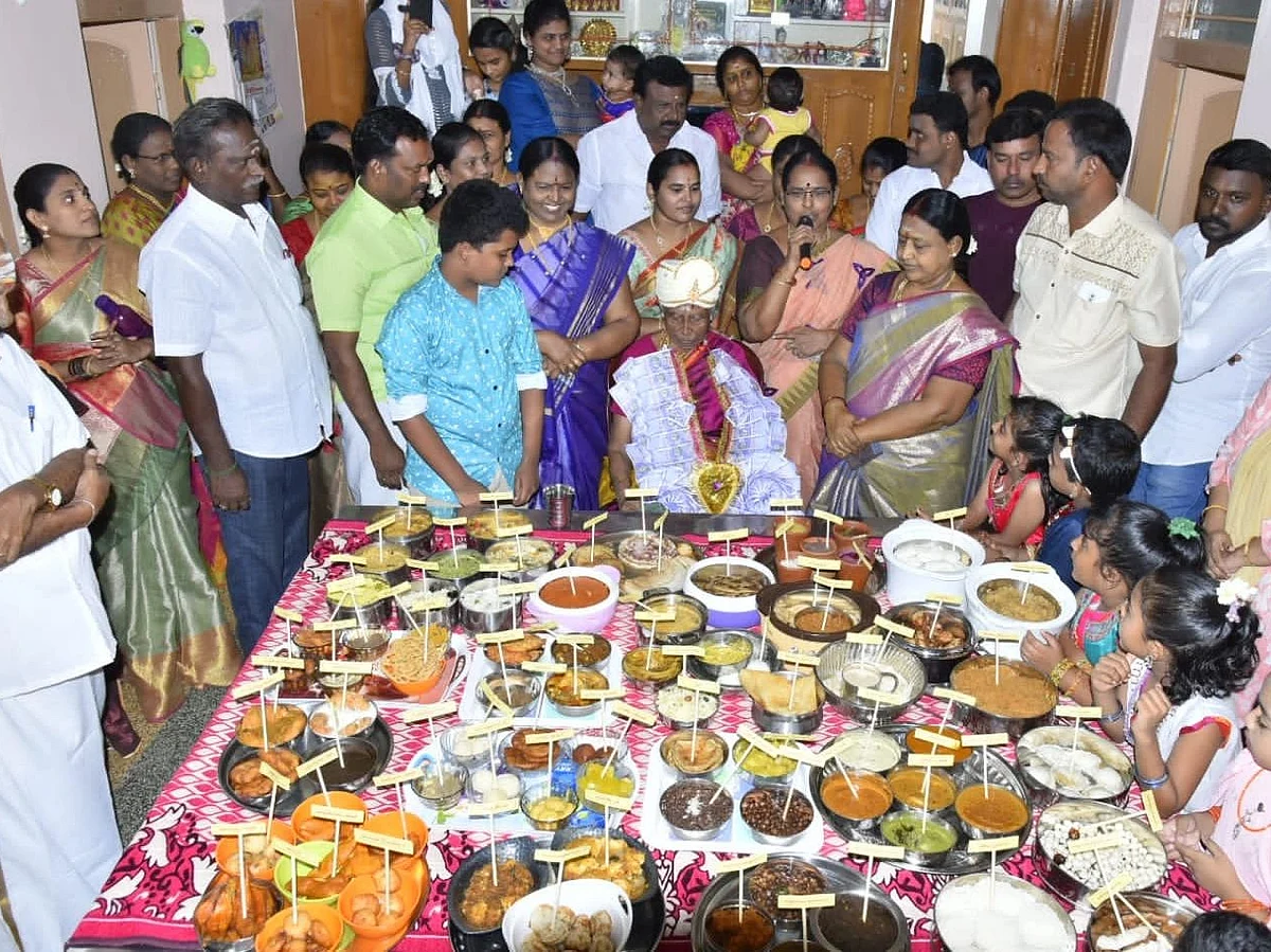 80 வகையான உணவு, 80 கிலோ கேக் - ஐந்து தலைமுறைகளுடன் பிறந்தநாள் கொண்டாடிய 80 வயது மூதாட்டி!