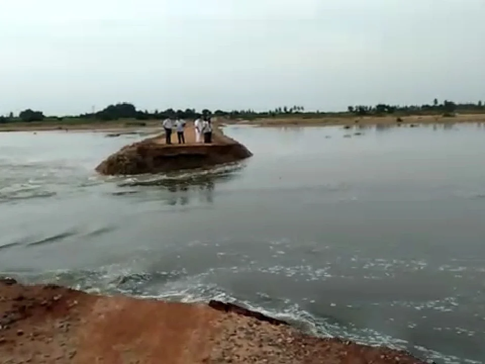 தென்பெண்ணை ஆற்றில் மீண்டும் உடைந்தது தரைப்பாலம்!
கிராம மக்கள் தவிப்பு; விடியல் எப்போது?