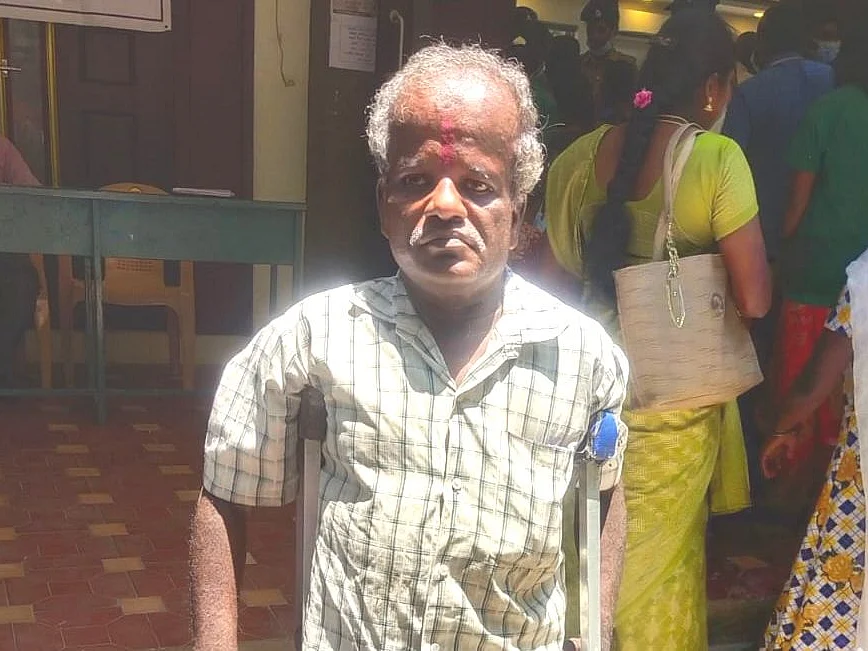 ``கையேந்துற சூழல் வரக்கூடாது..!" - அதிகாரிகள் அலட்சியத்தால் துயரப்படும் மாற்றுத்திறனாளி முதியவர்
