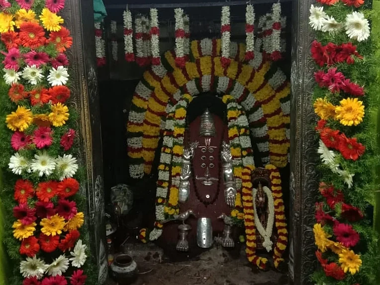 ஆடி மாத சிறப்புகள்: சனி தோஷம் போக்கும் குச்சனூர் சுயம்பு சனி பகவான் அற்புதங்கள்!