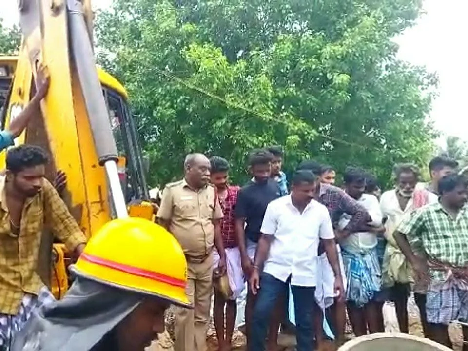 "மூணு பெண் பிள்ளைங்க வாழ்கையை காப்பாத்தியிருக்கீங்க" - தீயணைப்பு வீரர்களிடம் உருகிய கூலித் தொழிலாளி
