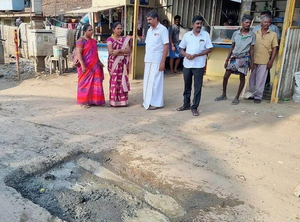 மேயர் கல்பனாவுடன் கணவர் ஆனந்த்குமார்