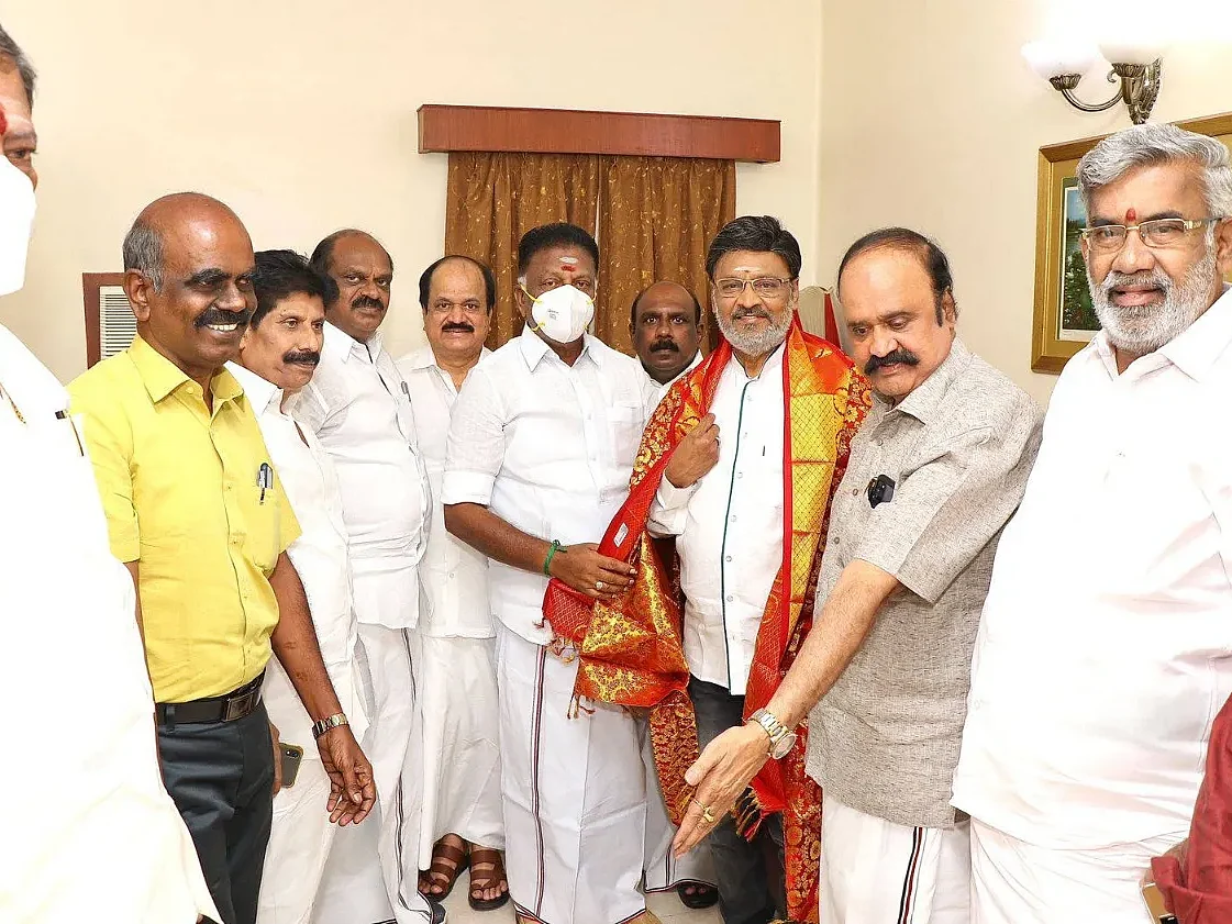 அதிமுக: பாக்யராஜின் திடீர் வருகை... ஓ.பி.எஸ் - இ.பி.எஸ் உறவில் மாற்றத்தை கொண்டுவருமா?!