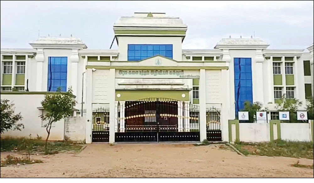 நீ ஸ்மார்ட்டா இருக்கடா! - பாலியல் புகாரில் பேராசிரியர்... அடித்து உதைத்த மாணவர்கள்!
