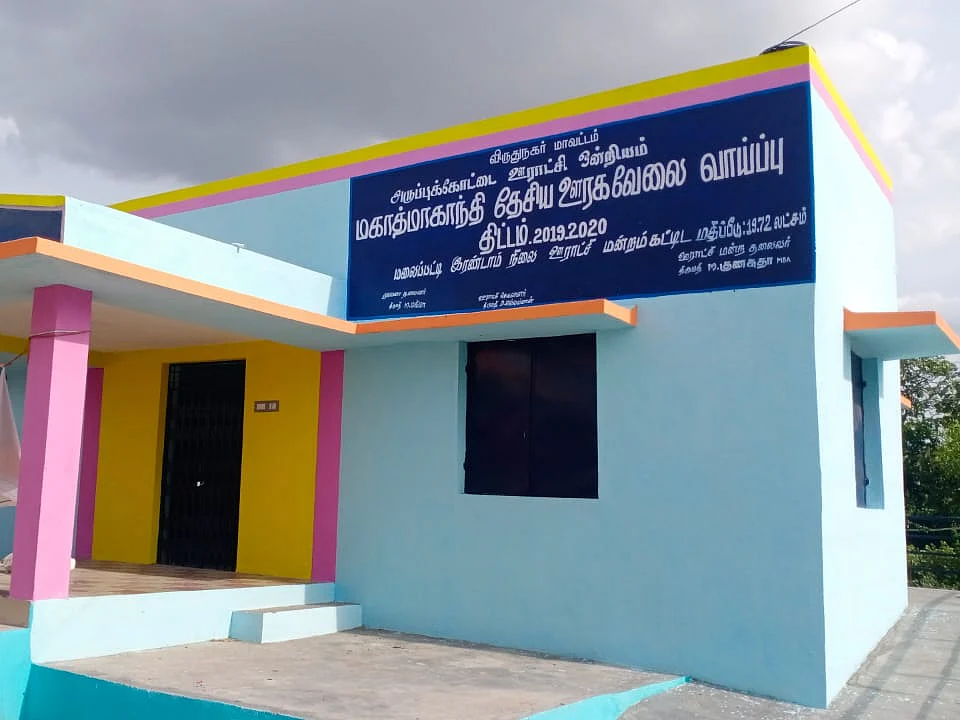 ``அடிச்சது ரூ.2.5 கோடி... ஆதார் எடுத்துவந்தா உங்களுக்கு ரூ.2,500!"- ஊராட்சி மன்றத்தை அதிரவைத்த தபால்