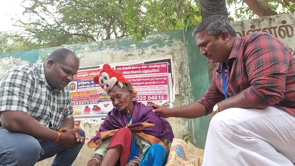 மூதாட்டியே அழைத்துச் சென்ற தொண்டு நிறுவன நிர்வாகிகள்