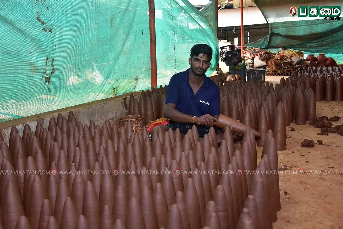 கூம்பு தயாரிப்பில் தொழிலாளி