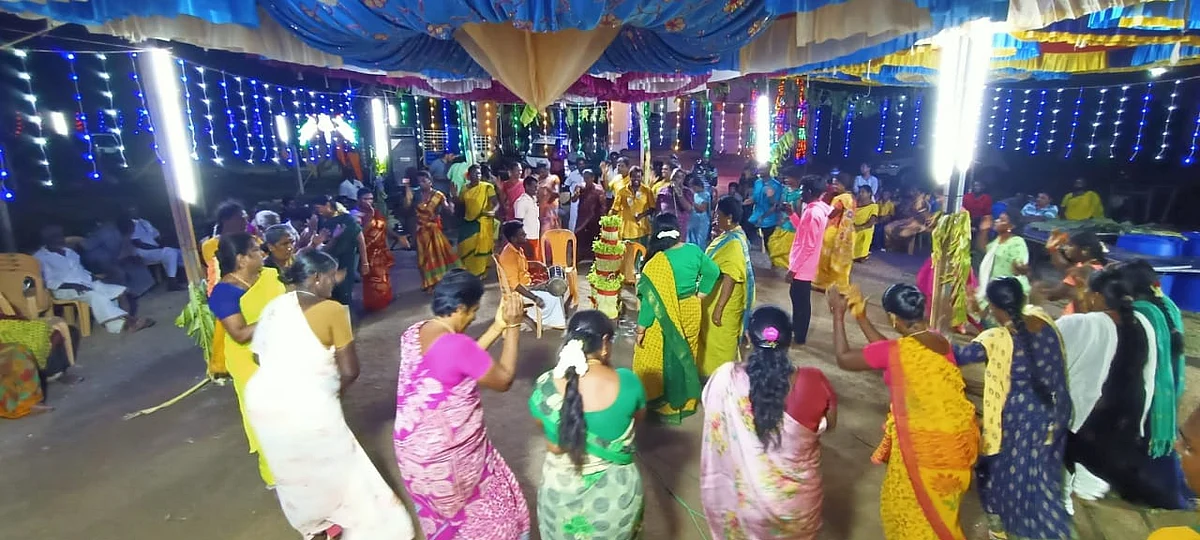 பெண்களுடன் கும்மி கொட்டிய திருநங்கைகள்