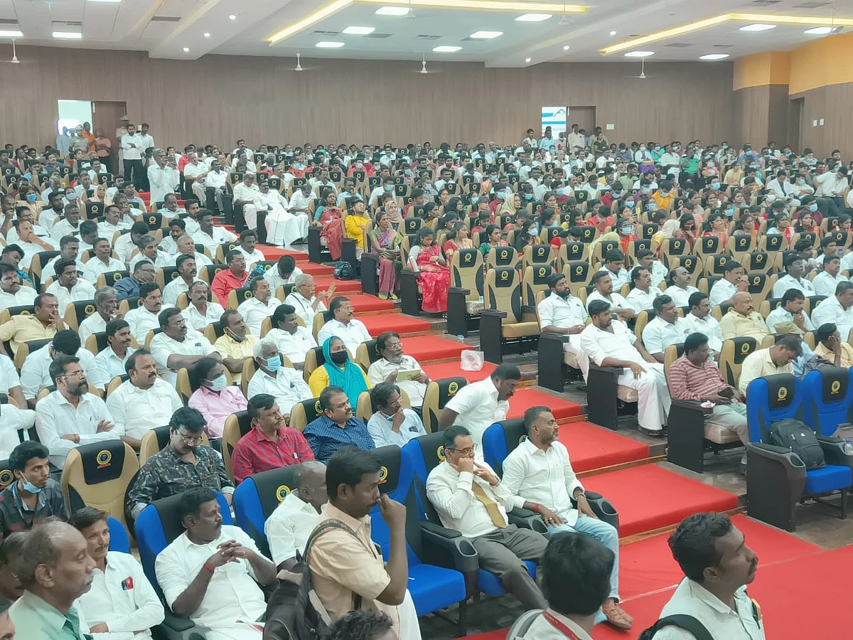 நிகழ்ச்சியில் கலந்து கொண்ட மாணவர்கள் மற்றும் மருத்துவர்கள்