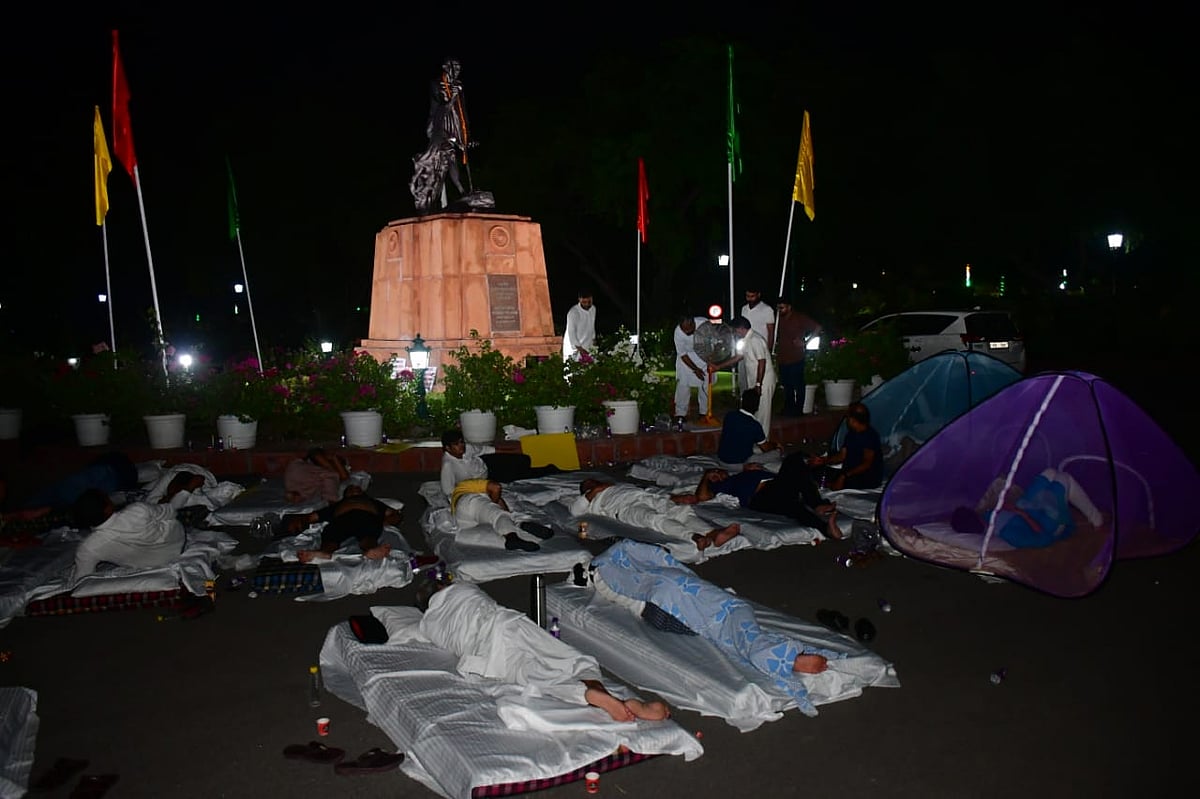 ரூ.1,400 கோடி கறுப்புப் பணம்... துணை நிலை ஆளுநர் பதவி விலகக் கோரி ஆம் ஆத்மி விடிய விடியப் போராட்டம்!