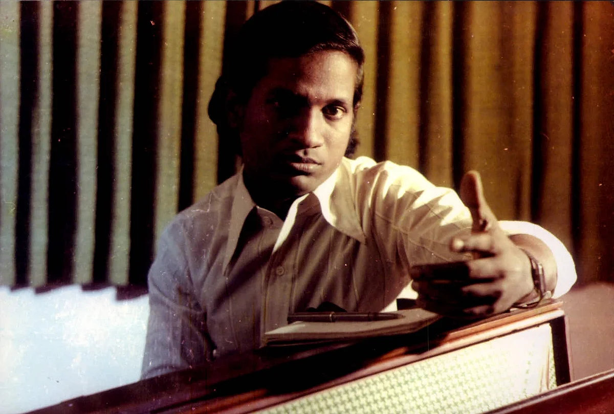 Rajavin Parvaiyil - Ilaiyaraja